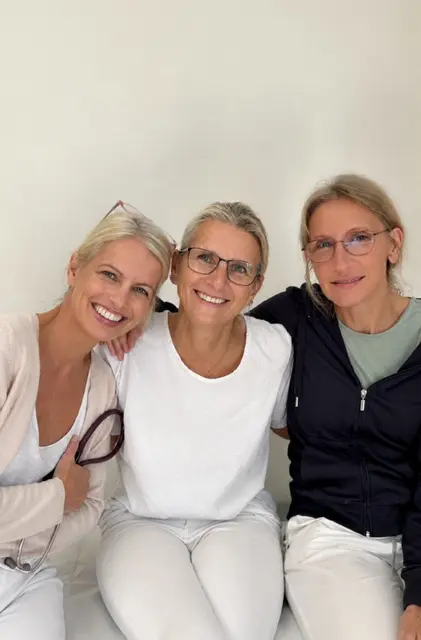 Die Ärztinnen Susanne Strobl (l.) und Silvia Stromberger (r.) bieten mit ihrer Assistentin Margit alle üblichen Leistungen einer Hausarztpraxis  | Foto: mac