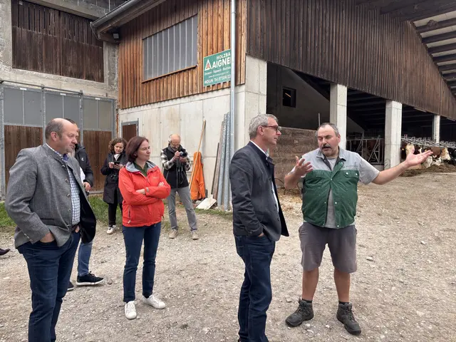 Betriebsbesuch auf dem Hof von Karl und Rosa Hieslmayr. Von links: Andreas Ehrenhuber (BBK-Obmann Kirchdorf), Regina Aspalter (BBK-Obfrau Steyr/Steyr-Land), Landwirtschaftskammer-OÖ-Präsident Franz Waldenberger, Landwirt Karl Hieslmayr. | Foto: Weymayer
