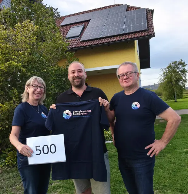 Ursula Neubauer (l.) und Christian Straßer (r.) begrüßen Florian König als 500. Mitglied. | Foto: EEG Energiewende Feldkirchen