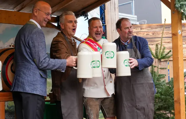 v.l.: Toni Faber, SPÖ-Klubvositzende Josef Taucher, Geschäftsführer Johann Pittmann und Bezirksvorsteher Alexander Nikolai (SPÖ) durften die ersten Krüge befüllen.  | Foto: Andreas Pölzl/MeinBezirk