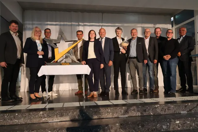Zahlreiche Ehrengäste feierten mit der Schule die Namensänderung und gratulierten zum neuen Auftritt. 