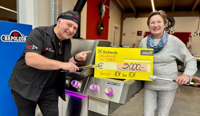 Doppel-Grillweltmeister Adi Matzek aus Burgerwiesen überreichte dem Verein „Ich bin Ich“ einen Scheck über 3.000 Euro. | Foto: Markus Kahrer