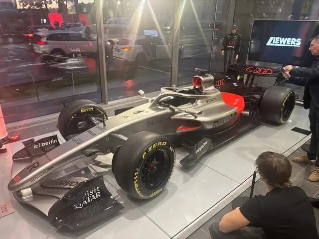 Derzeit schmückt das Formel 1-Auto der Audi den Ausstellungsraum im Autohaus Liewers.  | Foto: Mario Popp/MeinBezirk