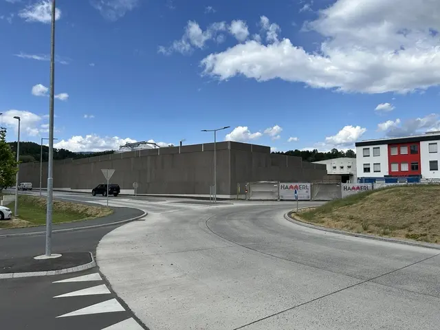 Fertiger Bauabschnitt der 7 Meter hohen Lärmschutzwand | Foto: RUBNER