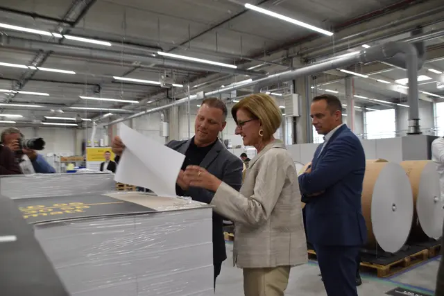 In der Produktionshalle: Papier wird begutachtet. | Foto: Mirjam Preineder