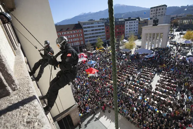 Cobra-Vorführungen, Diensthunde, Einsatzfahrzeuge und moderne Technik machen den Tag auch rund um das Landhaus zum Erlebnis. | Foto: Land Tirol