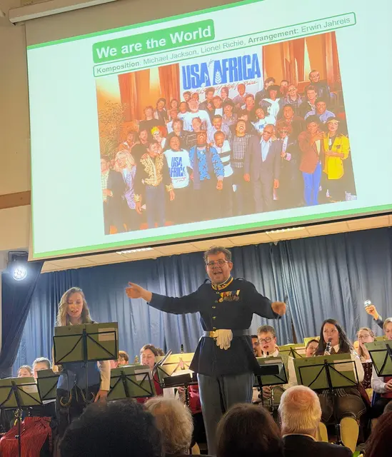 Beim Benefizkonzert des Schulorchesters der HLUW Yspertal zeigten die Jungmusiker, rund um Kapellmeister Dominik Ebener, ihre musiklisches Können und ihre soziales Engagement. Das Publikum mit ihren Ehrengästen würdigte es mit Standing Ovations. | Foto: HLUW Yspertal