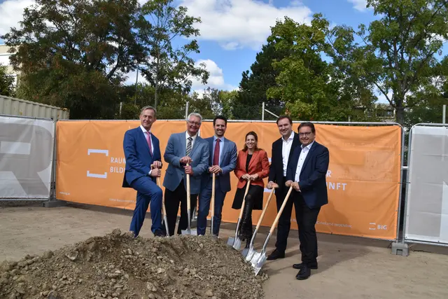 BIG-Geschäftsführer Gerald Beck, Landtagsabgeordneter Christoph Kainz, Bundesminister Christoph Wiederkehr, Bürgermeisterin Carmen Jeitler-Cincelli, Bildungsstadtrat Michael Capek, Gemeinderat Herbert Dopplinger. | Foto: Mirjam Preineder