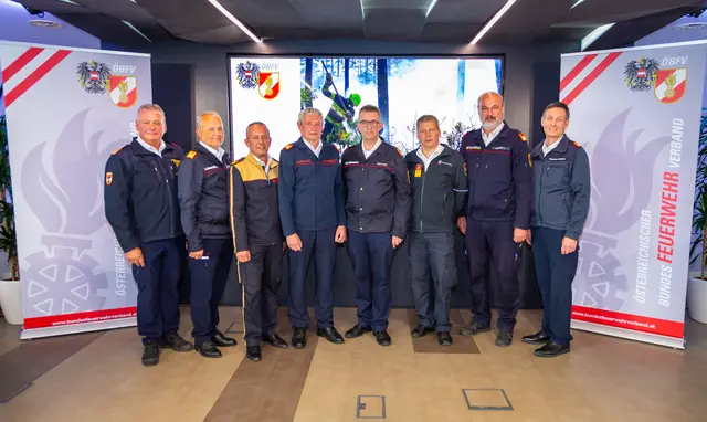 Die Feuerwehr-Landeskommandanten (3.v.l.: Jakob Unterladstätter) formulierten gemeinsam die Forderungen. | Foto: Mathias Seyfert