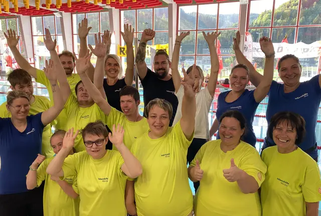 An die 70 Athletinnen und Athleten aus elf Einrichtungen und vier Bundesländern nahmen an den elften Mürztaler Schwimmmeisterschaften teil. | Foto: Lebenshilfe Mürztal