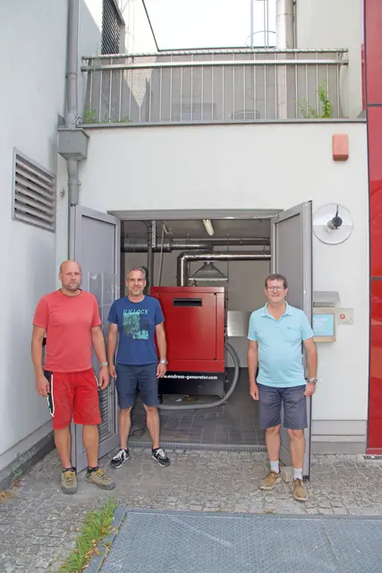 Im Bild vor dem Notstromaggregat für Rathaus, Gemeinde- und Ärztezentrum: v.l.n.r.: Wassermeister Werner Reischer, Infrastrukturbeauftragter Ing. Thomas Schweiger und Bgm. Albert Pitterle | Foto: SDG textart OG
