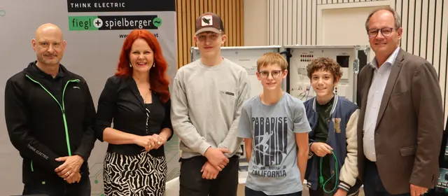 Bildungslandesrätin Cornelia Hagele, Obmann der WKO Josef Huber (rechts) mit Jugendlichen vor einem Informationsstand mit Verteilerkasten zum Anfassen. | Foto: Tatschl