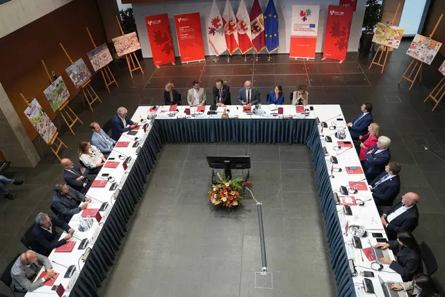 Der Euregio-Rat der Gemeinden (im Bild bei seiner Sitzung in Innsbruck), will die kommunale Zusammenarbeit im Innovationssektor stärken. | Foto: Land Tirol/Dorfmann