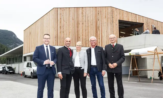 LHstv. Philip Wohlgemuth, LLA-Direktor Thomas Moritz, Landesschulinspektorin Maria-Luise Schnegg, FB-Leiter des lw. Versuchswesens Dr. Christian Partl und LH Toni Mattle vor dem neuen Gebäude. | Foto: tatt