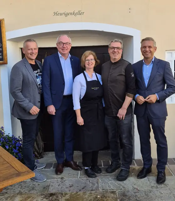 Martin Leonhardsberger, Stephan Pernkopf, Ingrid und Dietmar Schöner mit Wirtschaftsminister Wolfgang Hattmannsdorfer. | Foto: Stadt Mank