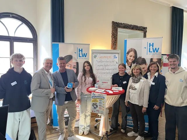 Projekgruppe mit Hauptverantwortlichen und der Schulaufsicht der Bildungsdirektion Kärnten

v.l.n.r. Josef Gfrerer (5AHW), Direktor Adolf Lackner, Schulqualitätsmanager Heimo Wutte, Enya Wutte, Bildungsberaterin Amata Reiner, Fachvorständin Eva-Maria Scherzer, Schulsprecher Leonard Balukcic | Foto: (c) hlwspittal 2026 Medienteam, Lackner