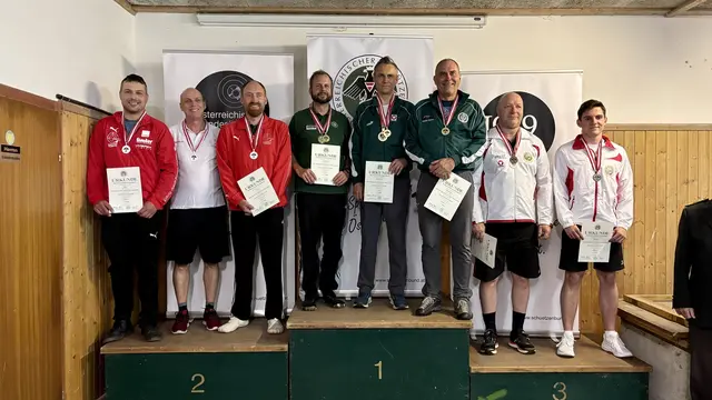 Tobias Seifert (links) mit seinen Teamkollegen auf Platz 2. | Foto: Neuner