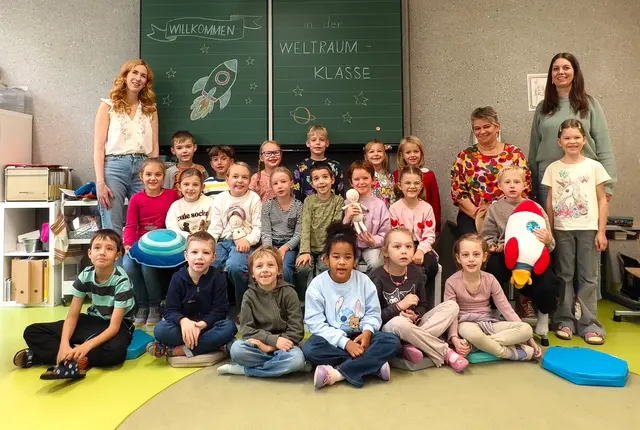 2026 Volksschule Tulln 1 1a mit Klassenlehrerin Birgit Zingl, Integrationslehrerin Viktoria Lichtscheidl-Kopacka und Stützkraft Brigitte Schönauer. | Foto: Christian Nowotny