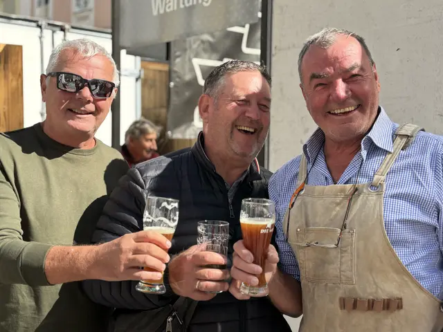 Gemeinsam anstoßen auf eine gute Zeit: beim Rupertikirtag in der Stadt Salzburg.  | Foto: Sabrina Moriggl