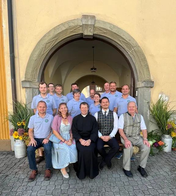 BB-Obmann Bernhard Funk, Vize-BGM Anita Pitzl, Pfarrer Pater Hans-Peter Reiner, BGM Albert Brandstetter, ÖKR BGM a.D. Franz Haberfellner, stehend vlnr: OBR Max Silberbauer, OBR Martin Haberfellner, OBR Christof Leitner, OBR GR Johannes Sommer, OBRin Martina Weiß, OBR Manfred Silberbauer, OBRin Maria Somogyvary-Lechner, OBR Andreas Haidn, OBR Anton Weigl, OBR Matthäus Funk | Foto: Martina Gaind