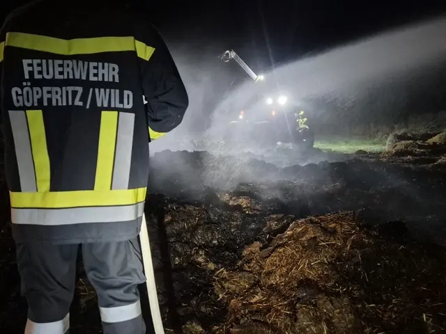 Im Anschluss an die Brandbekämpfung erfolgte die Benetzung der ursprünglichen Brandfläche mit ausreichend Wasser. | Foto: FF Göpfritz/Wild