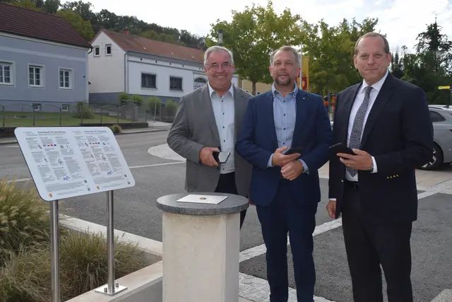 BEV-Präsident Claus Kahn, Hannes Hofstätter, Leiter des Vermessungsamtes Oberwart und Bürgermeister Werner Kemetter (von rechts) testeten den Kontrollpunkt. | Foto: Elisabeth Kloiber/MeinBezirk