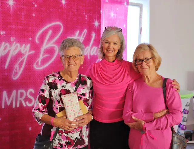 Petra Faszl-Plank mit Roswitha (84) und Sophie (87), die regelmäßig zum Training ins Fitnessstudio Mrs. Sporty in Fernitz-Mellach kommen. | Foto: Edith Ertl