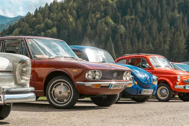 Bei der Benefizausfahrt waren 58 Fahrzeuge beteiligt, darunter Oldtimer, Cabrios und Sportwagen.  | Foto: PEAK7/Thomas Fazokas & Stefanie Luschin