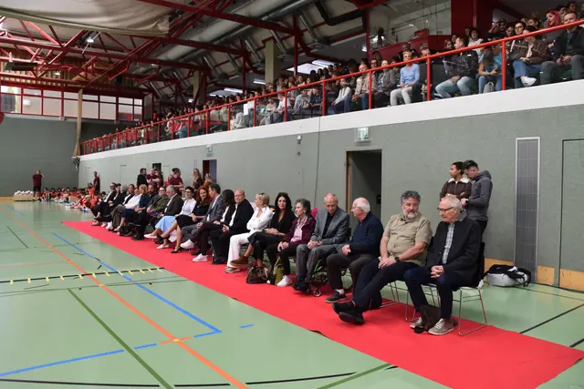 Viele Ehrengäste und zahlreiche Eltern ließen sich die Jubiläumsfeier nicht entgehen.  | Foto: Barbara Fluckinger