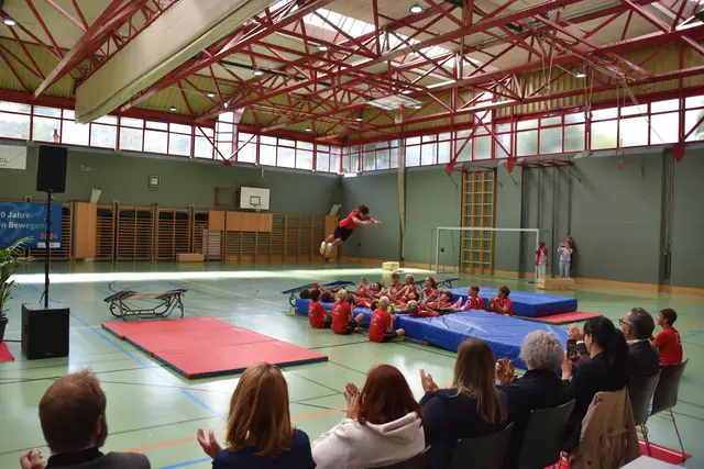 Mit einer besonderen Jubiläumsfeier – inklusive Showeinlagen – beging die Sportmittelschule Wörgl ihr 100-Jahr-Jubiläum.  | Foto: Barbara Fluckinger