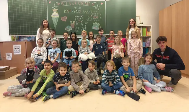 2026 Volksschule Tulln 1 1a mit Klassenlehrerin Miriam Sisa, Integrationslehrerin Petra Schwarzinger und Florian Gugerell der sein "freiwilliges soziales Jahr" in der VS Tulln 1 absolviert. | Foto: Christian Nowotny
