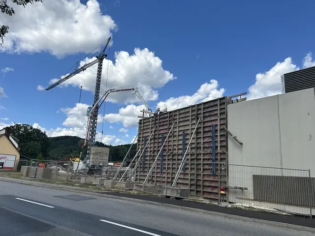 Bau der Lärmschutzwand | Foto: RUBNER