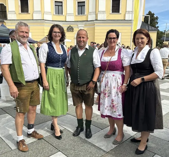 Rupert Haller, Vizebürgermeister von Oberhofen, Bezirksbäuerin Landtagsabgeordnete Elisabeth Gneißl, die Obleute des Bauernmarkts, Bürgermeister Andreas Hammerl (St. Lorenz) und Judith Schwaighofer, Landesrätin Michaela Langer-Weninger (v.l.). | Foto: Bauernmarkt