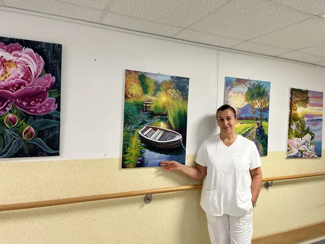 Monika Freywagner inmitten ihrer Bilder im PBZ Klosterneuburg. | Foto: PBZ Klosterneuburg