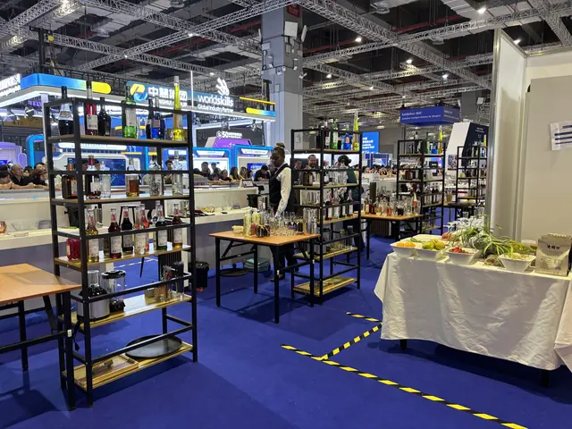 So sahen die WorldSkills-Bars von der Ferne aus - ganz rechts hinten lässt sich die schwedische Kandidatin erahnen. | Foto: MeinBezirk/Cornelia Gassler