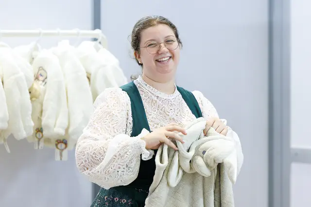 Hier lacht die Schladminger Verkäuferin Anna Tritscher noch: In "Best for Baby" passierte seit Ladeneröffnung jedoch allerhand Skurriles. | Foto: SkillsAustria