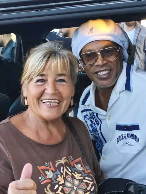 Fußballstar Ronaldinho mit einem Fan. | Foto: MeinBezirk.at/Michaela Auer 