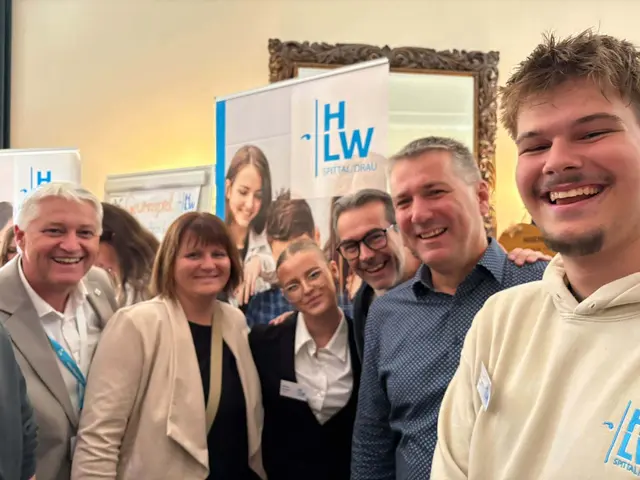 Besuch der Stadtpolitik am HLW Messestand

v.l.n.r. Direktor Adolf Lackner, Stadträtin Andrea Penker, Schülerin Medina Mandl (3BHW), 1.Vizebürgermeister Roland Mathiesl, Stadtrat Andreas Unterrieder, HLW Schulsprecher Leonard Balukcic | Foto: privat: Roland Mathiesl