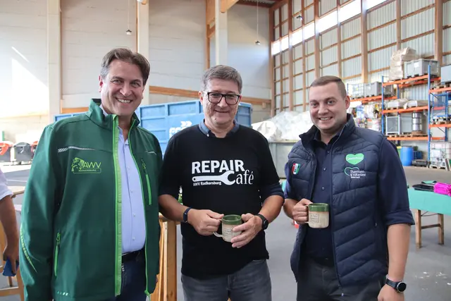 Obmann Anton Edler, Gründungsmitglied Klaus Seidl, Bgm. David Tischler (v.l.) | Foto: MeinBezirk/Herwig Brucker