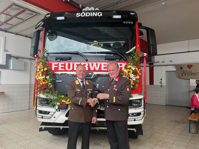 HBI Christian Reinisch und Bürgermeister Erwin Dirnberger bei der Schlüsselübergabe | Foto: Gemeinde Söding-St. Johann