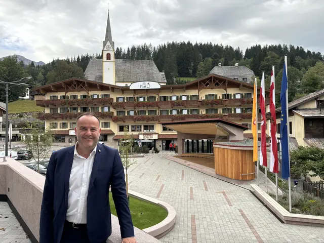 Bgm. Walter Astner (vor neuem Dorfplatz) berichtet aus "seiner " Gemeinde. | Foto: Klaus Kogler