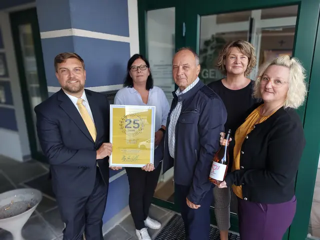 Adam Christian, Leiter Vertrieb Postpartner Ost-Österreich, Österreichische Post, Postpartner-Mitarbeiterin Jana Rainprecht, Bürgermeister Karl Izmenyi, Ramona Nather, Postpartner-Betreuerin, Österreichische Post, und Amtsleiterin Raphaela Bleich | Foto: Österreichische Post