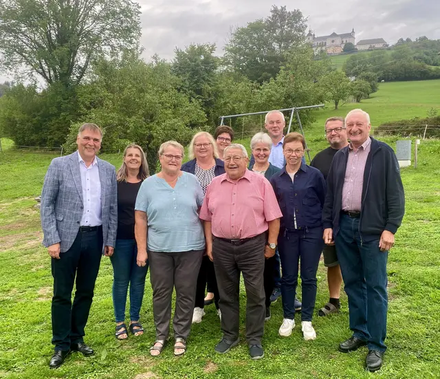 1. Reihe: Bgm. Thomas Raidl, Notburga und Josef Egger

2. Gabriele Egger, GR Karin Bachner, Gertrude Zöttl Christine und Leopold Hinterleitner

3. Manuela Palmetshofer, gGR Konrad Wagner, Markus Egger | Foto: Markgemeinde Sonntagberg