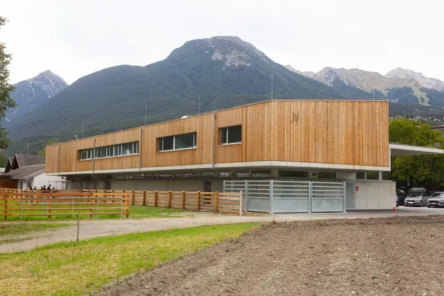 Auch ein Rücken kann entzücken. Klare Linien und viel Natur prägen den Neubau. | Foto: tatt