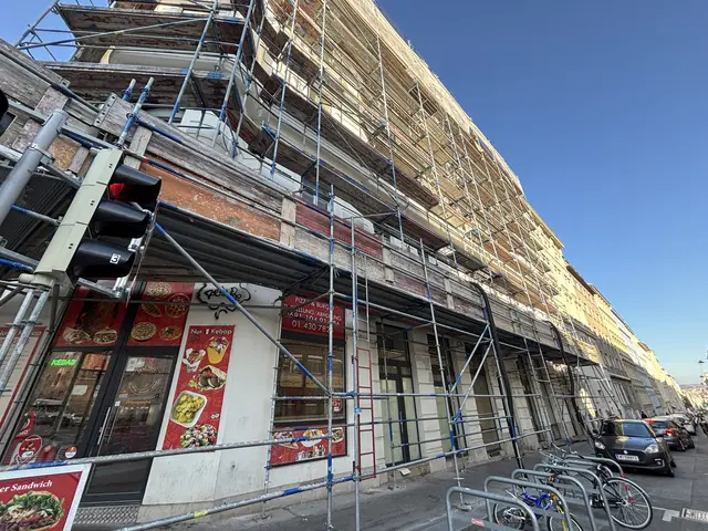 Seit Jahren ist die Spengergasse 1 in ein Baugerüst gehüllt. Nun lässt ein neuer Eigentümer hoffen. | Foto: Nathanael Peterlini/MeinBezirk