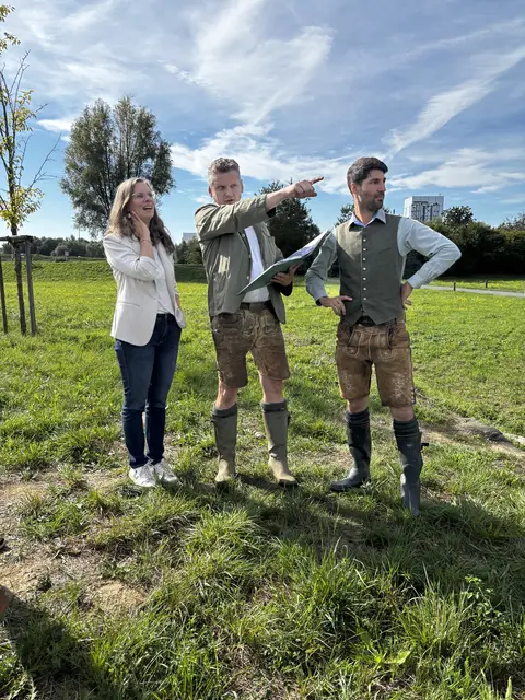Bernhard Takacs (Mitte) und Christian Toth von der Jägergesellschaft Heiligenkreuz zeigten Landeshauptmann-Stellvertreterin Anja Haider-Wallner ihr Reviergebiet entlang der S7 Schnellstraße.  | Foto: Elisabeth Kloiber/MeinBezirk