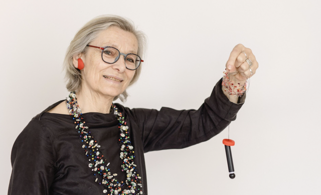 Carin Fürst mit einer Glückskapsel aus dem Mühlviertler Kunst- und Handwerkshaus in Freistadt. | Foto: Flora Fellner
