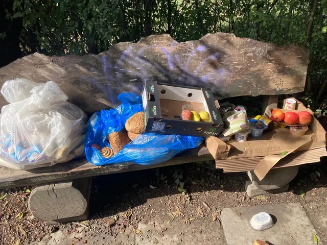 Säckeweise Lebensmittel: Entlang der Spazierwege wurden an mehreren Stellen größere Mengen an Brot, Obst und weiteren Lebensmitteln entdeckt. | Foto: Gemeinde Mils