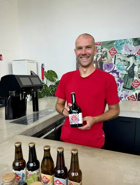 Brauer Jakob Wolf-Asmuss präsentiert stolz die "Liebe Liesl".  | Foto: Brau Union Österreich
