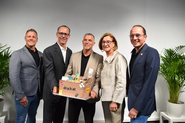25-Jahre druck.at: Markus Graf, Robert Kean (CEO Cimpress), Andreas Mößner, Johanna Mikl-Leitner, Gerhard Patek. | Foto: Mirjam Preineder